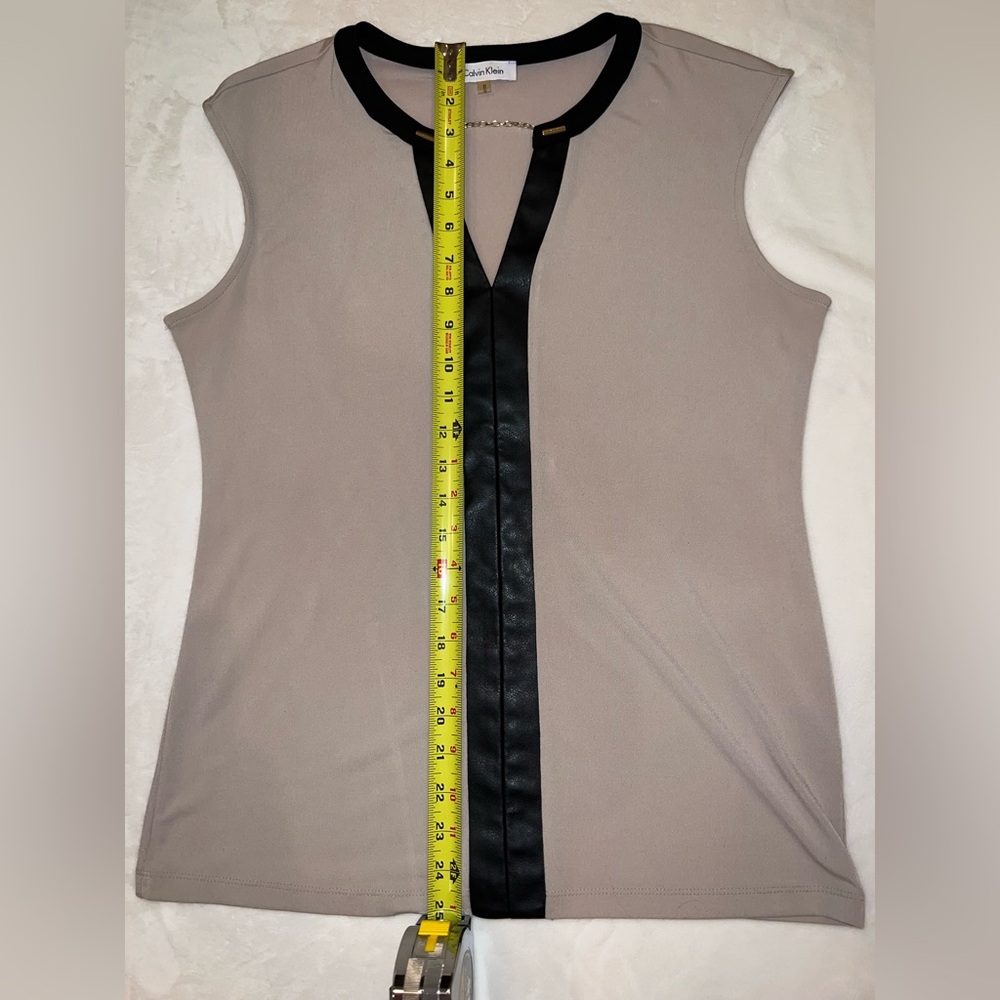 Calvin Klein Taupe Sleeveless Blouse Faux Leather Trim & Chain Detail – Size M - Picture 7 of 7